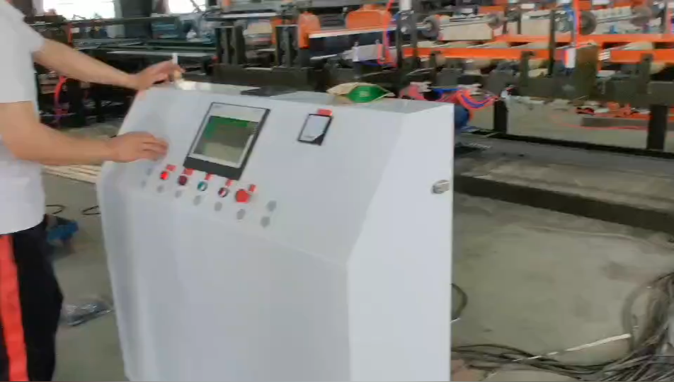 Serra de corte automático com sistema de alimentação automática e sistema de empilhamento automático. Alta velocidade para melhorar a capacidade